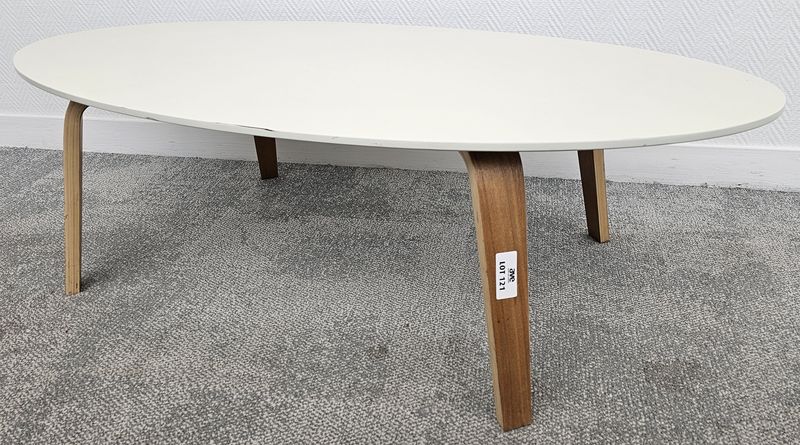 TABLE BASSE PLATEAU OVALE EN BOIS STRATIFIE DE COULEUR BLANCHE REPOSANT SUR 4 PIEDS EN BOIS CLAIR. 35 X 120 X 60 CM. 11 UNITES. VENDU A L'UNITE AVEC FACULTE DE REUNION. LOCALISATION -> BAT A : 3, 2, ACCUEIL, RDC E, RDC S. BAT B RDV; BAT FK : 1