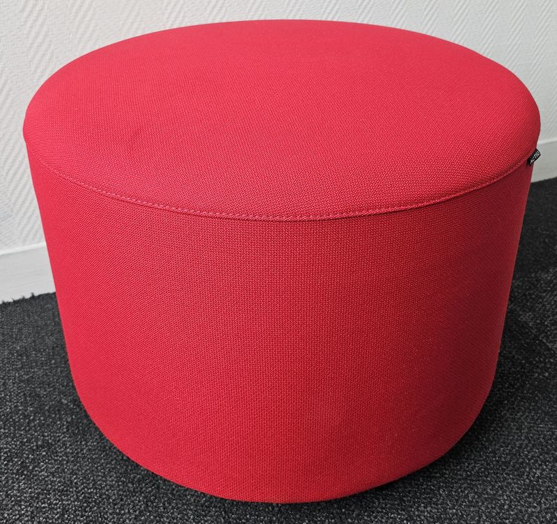 POUF SUR ROULETTES DE MARQUE ACTU MODELE BEND EN TISSU DE COULEUR ROUGE. 40 X 53 CM. 3 UNITES. VENDU A L'UNITE AVEC FACULTE DE REUNION. LOCALISATION -> BAT A : 3, RDC E