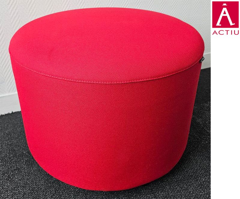 POUF SUR ROULETTES DE MARQUE ACTU MODELE BEND EN TISSU DE COULEUR ROUGE. 40 X 53 CM. 3 UNITES. VENDU A L'UNITE AVEC FACULTE DE REUNION. LOCALISATION -> BAT A : 3, RDC E