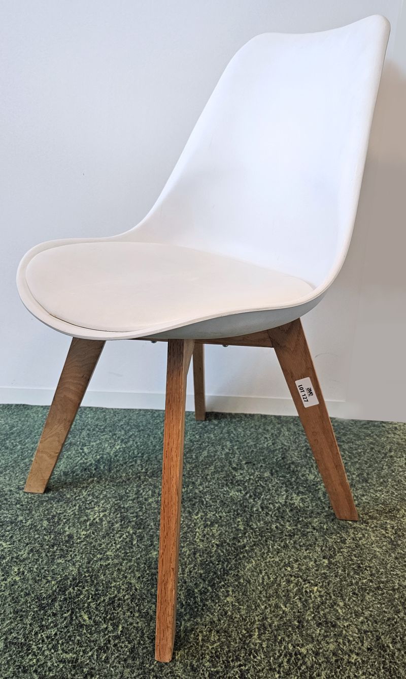 PAIRE DE CHAISES DE MARQUE MAISON DU MONDE MODELE CHAISE ICE ASSISE ET DOSSIER EN POLYPROPYLENE DE COULEUR BLANCHE AVEC GALETTE EN SIMILICUIR DE COULEUR BLANCHE REPOSANT SUR 4 PIEDS EN BOIS. 82 X 49 X 50 CM. LOCALISATION -> BAT A : 3, RDC E