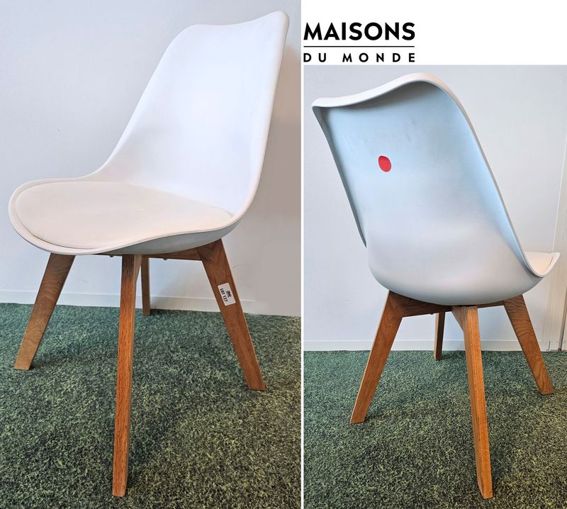 PAIRE DE CHAISES DE MARQUE MAISON DU MONDE MODELE CHAISE ICE ASSISE ET DOSSIER EN POLYPROPYLENE DE COULEUR BLANCHE AVEC GALETTE EN SIMILICUIR DE COULEUR BLANCHE REPOSANT SUR 4 PIEDS EN BOIS. 82 X 49 X 50 CM. LOCALISATION -> BAT A : 3, RDC E