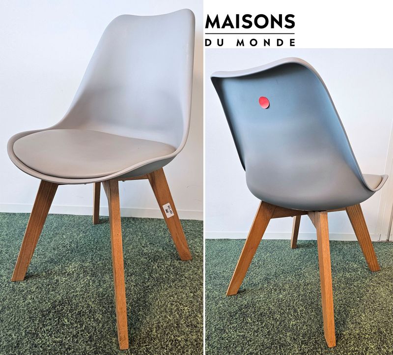 CHAISE DE MARQUE MAISON DU MONDE MODELE CHAISE ICE ASSISE ET DOSSIER EN POLYPROPYLENE DE COULEUR GRIS SOURIS AVEC GALETTE EN SIMILICUIR DE COULEUR GRIS SOURIS REPOSANT SUR 4 PIEDS EN BOIS. 82 X 49 X 50 CM. LOCALISATION -> BAT A : 3