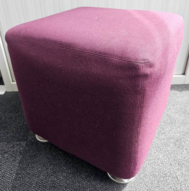 POUF CARRE DE MARQUE STEELCASE MODELE B-FREE EN FEUTRINE OU TISSU DE COULEUR PRUNE REPOSANT SUR 4 PATINS EN ACIER LAQUE GRIS. 42 X 42 CM. 5 UNITES. VENDU A L'UNITE AVEC FACULTE DE REUNION. LOCALISATION -> BAT A : 3, RDC S