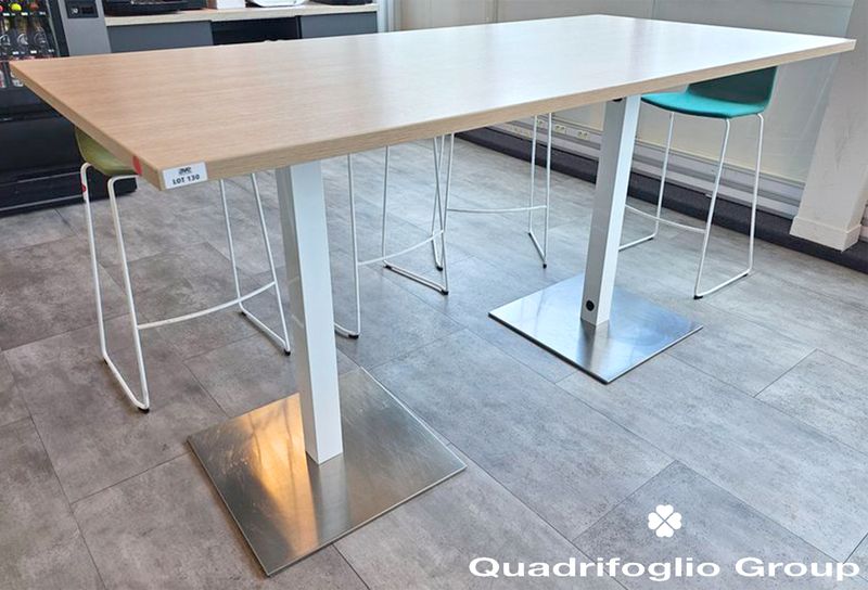 TABLE HAUTE RECTANGULAIRE DE MARQUE QUADRIFOGLIO MODELE GREKO, PLATEAU EN BOIS STRATIFIE IMITATION PIN REPOSANT SUR 2 PIETEMENTS COLONNES EN ACIER LAQUE BLANC ET SUR UNE BASE CARRE EN ACIER BROSSE. 107,5 X 210 X 100 CM. 5 UNITES. VENDU A L'UNITE AVEC FACULTE DE REUNION. LOCALISATION -> BAT A : 3 S, 2 S, RDC O, RDC S; BAT J : 1