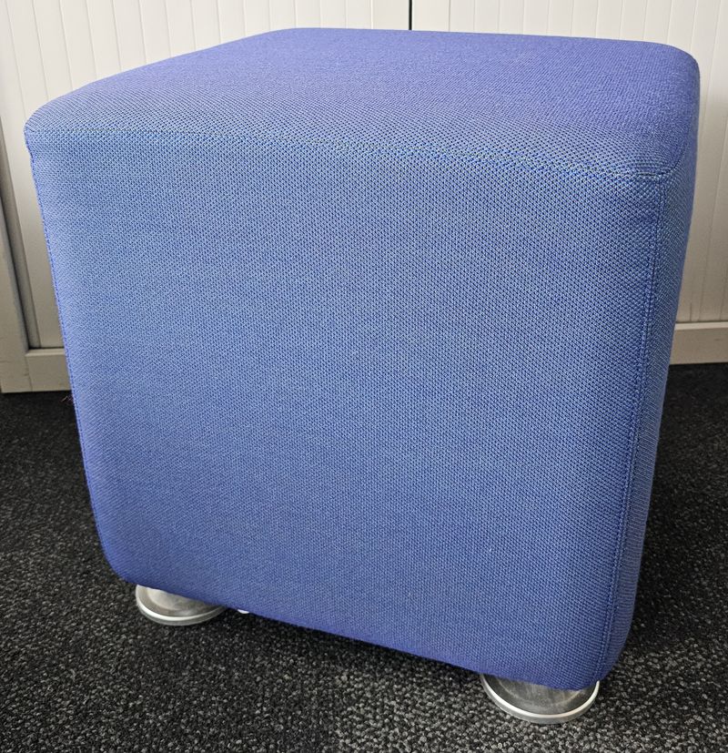 POUF CARRE DE MARQUE STEELCASE MODELE B-FREE EN TISSU OU FEUTRINE DE COULEUR BLEU REPOSANT SUR 4 PATINS EN ACIER LAQUE GRIS. 42 X 42 CM. 3 UNITES. VENDU A L'UNITE AVEC FACULTE DE REUNION. LOCALISATION -> BAT A : 3; BAT FK : 1; BAT J  RDC