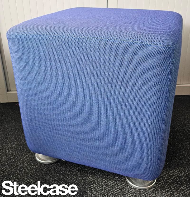 POUF CARRE DE MARQUE STEELCASE MODELE B-FREE EN TISSU OU FEUTRINE DE COULEUR BLEU REPOSANT SUR 4 PATINS EN ACIER LAQUE GRIS. 42 X 42 CM. 3 UNITES. VENDU A L'UNITE AVEC FACULTE DE REUNION. LOCALISATION -> BAT A : 3; BAT FK : 1; BAT J  RDC