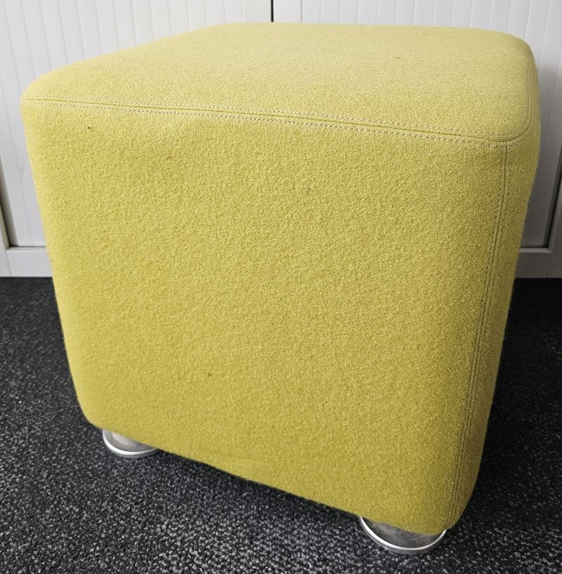 POUF CARRE DE MARQUE STEELCASE MODELE B-FREE EN FEUTRINE DE COULEUR JAUNE MOUTARDE REPOSANT SUR 4 PATINS EN ACIER LAQUE GRIS. 42 X 42 CM. LOCALISATION -> BAT A : 3