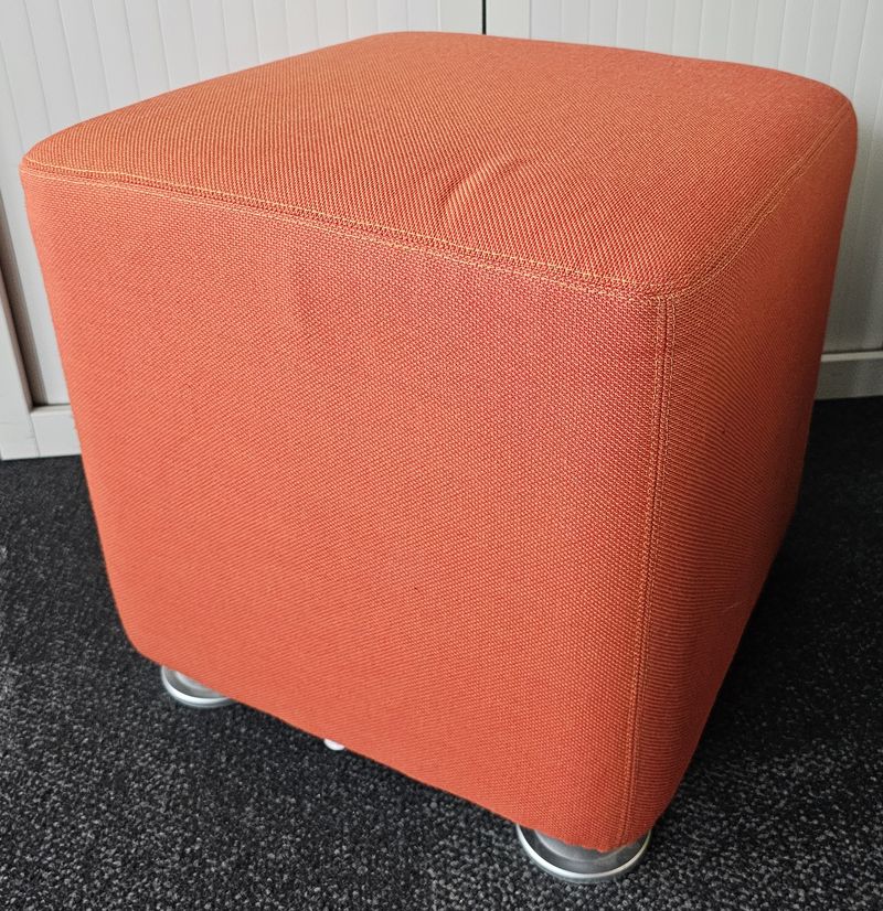 POUF CARRE DE MARQUE STEELCASE MODELE B-FREE EN TISSU OU FEUTRINE DE COULEUR ROUGE MANDARINE REPOSANT SUR 4 PATINS EN ACIER LAQUE GRIS. 42 X 42 CM. 6 UNITES. VENDU A L'UNITE AVEC FACULTE DE REUNION. LOCALISATION -> BAT A : 3, 1 S; BAT J RDC; BAT H : 2