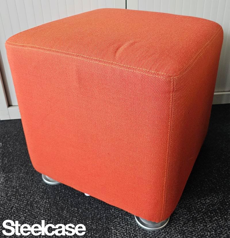 POUF CARRE DE MARQUE STEELCASE MODELE B-FREE EN TISSU OU FEUTRINE DE COULEUR ROUGE MANDARINE REPOSANT SUR 4 PATINS EN ACIER LAQUE GRIS. 42 X 42 CM. 6 UNITES. VENDU A L'UNITE AVEC FACULTE DE REUNION. LOCALISATION -> BAT A : 3, 1 S; BAT J RDC; BAT H : 2