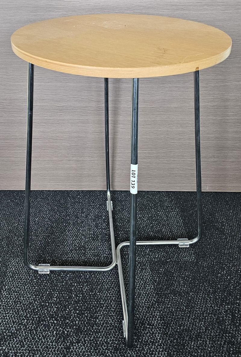 TABLE BASSE OU BOUT DE CANAPE ROND DE MARQUE STEELCASE, PLATEAU EN BOIS REPOSANT SUR UN PIETEMENT TUBULAIRE EN ACIER CHROME. 60 X 42 CM. 2 UNITES. VENDU A L'UNITE AVEC FACULTE DE REUNION. LOCALISATION -> BAT A : 3; BAT B : INFIRMERIE