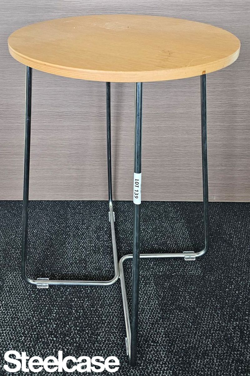 TABLE BASSE OU BOUT DE CANAPE ROND DE MARQUE STEELCASE, PLATEAU EN BOIS REPOSANT SUR UN PIETEMENT TUBULAIRE EN ACIER CHROME. 60 X 42 CM. 2 UNITES. VENDU A L'UNITE AVEC FACULTE DE REUNION. LOCALISATION -> BAT A : 3; BAT B : INFIRMERIE