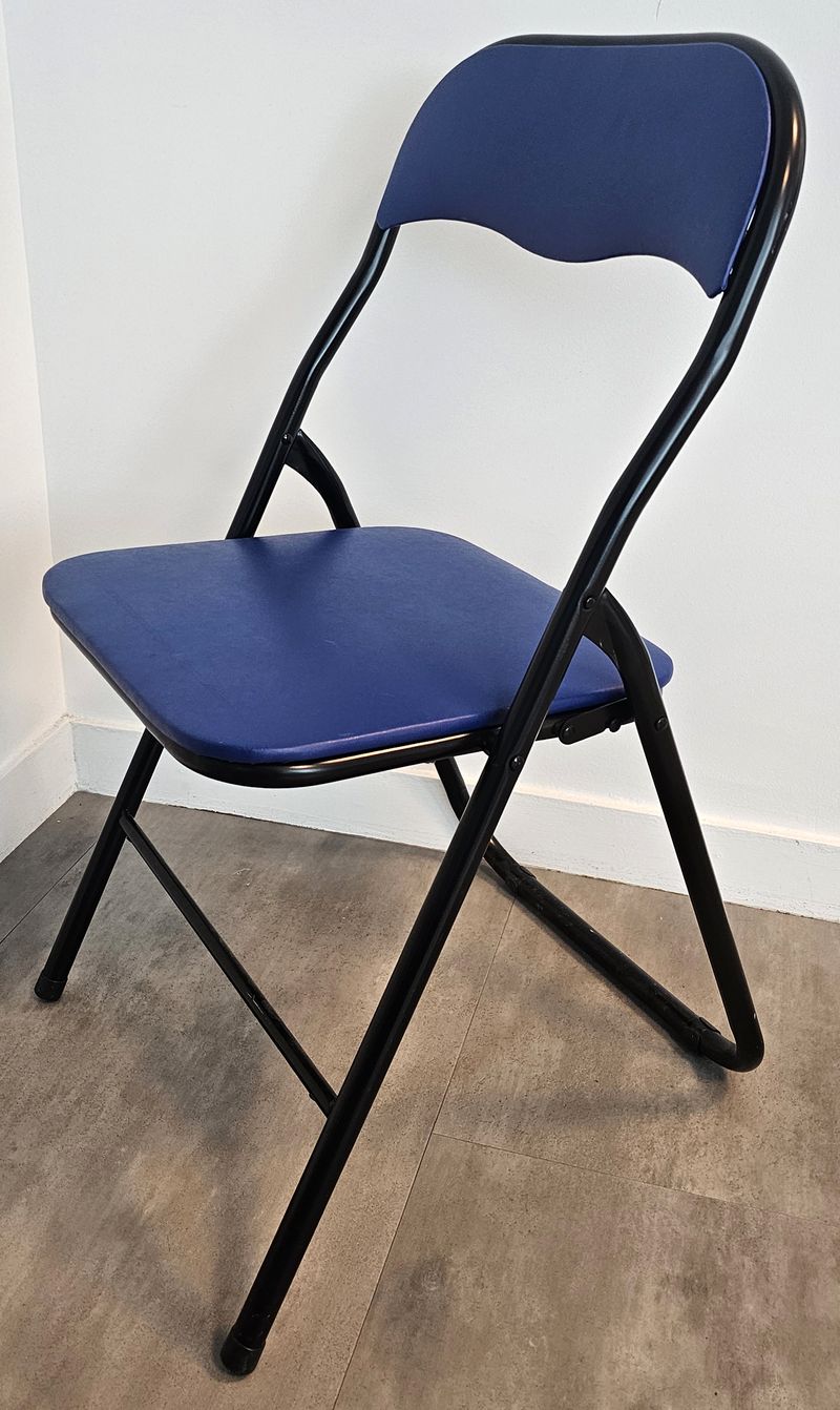 5 CHAISES PLIANTES ASSISE ET DOSSIER EN SIMILI CUIR DE COULEUR BLEUE STRUCTURE EN ACIER LAQUE NOIR. 80 X 44 X 49 CM. LOCALISATION -> BAT A : 2 CSE