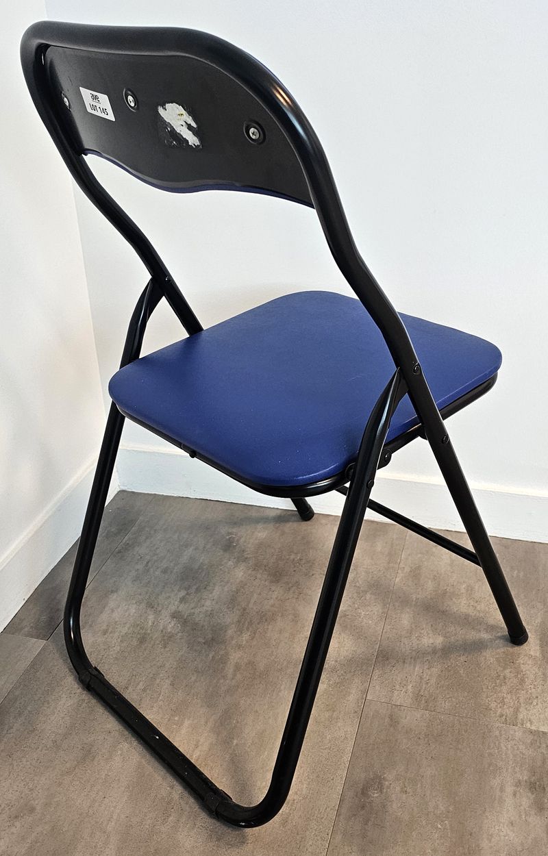 5 CHAISES PLIANTES ASSISE ET DOSSIER EN SIMILI CUIR DE COULEUR BLEUE STRUCTURE EN ACIER LAQUE NOIR. 80 X 44 X 49 CM. LOCALISATION -> BAT A : 2 CSE