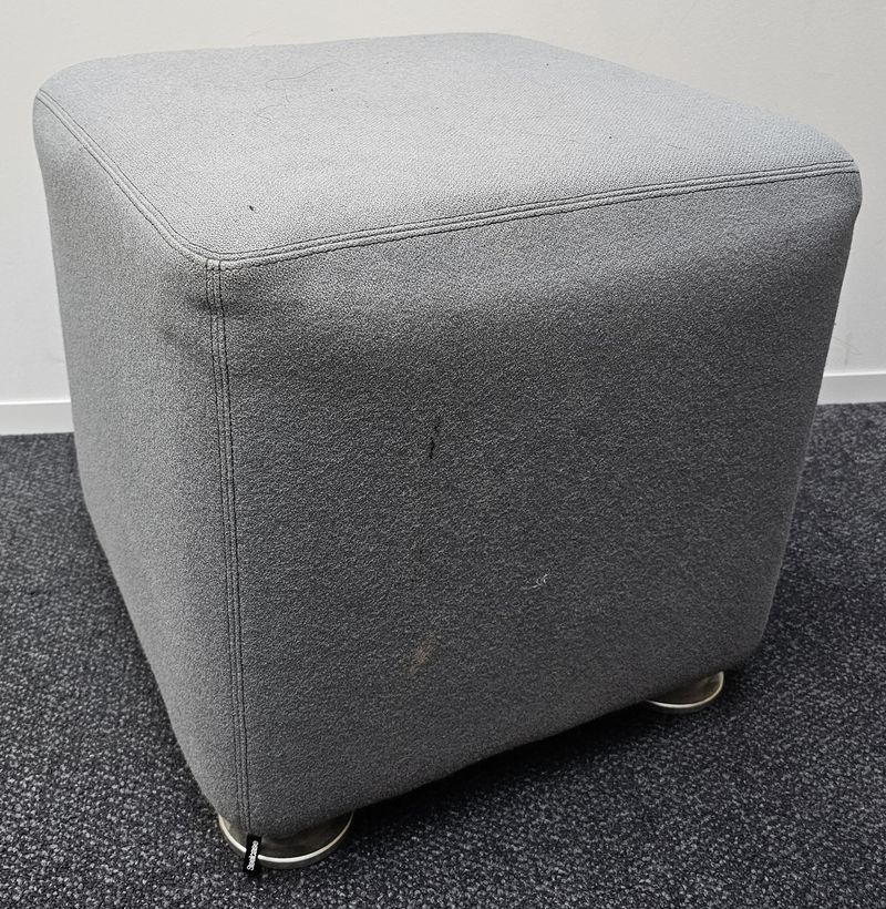 POUF CARRE DE MARQUE STEELCASE MODELE B-FREE EN TISSU OU FEUTRINE DE COULEUR GRIS REPOSANT SUR 4 PATINS EN ACIER LAQUE GRIS. 42 X 42 CM. 3 UNITES. VENDU A L'UNITE AVEC FACULTE DE REUNION. LOCALISATION -> BAT A : RDC O; BAT H : 2