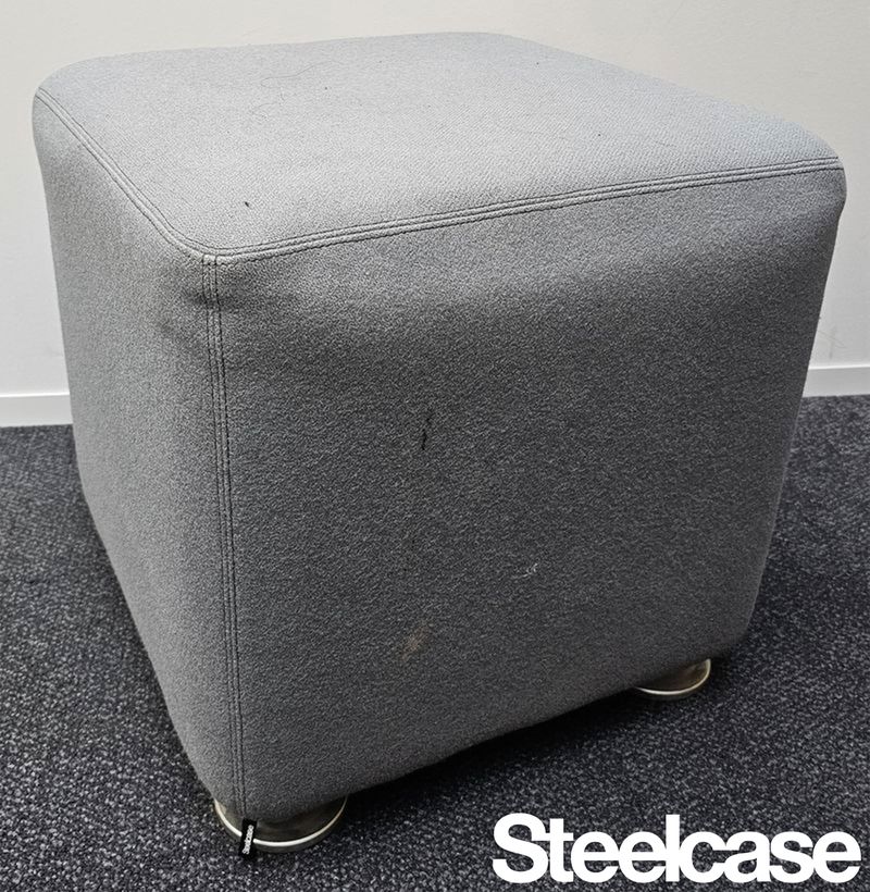 POUF CARRE DE MARQUE STEELCASE MODELE B-FREE EN TISSU OU FEUTRINE DE COULEUR GRIS REPOSANT SUR 4 PATINS EN ACIER LAQUE GRIS. 42 X 42 CM. 3 UNITES. VENDU A L'UNITE AVEC FACULTE DE REUNION. LOCALISATION -> BAT A : RDC O; BAT H : 2