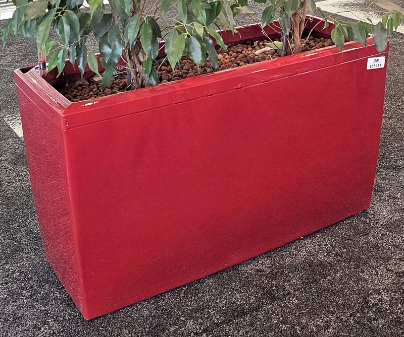 BAC A FLEUR AVEC SYSTEME D'AUTO-ARROSAGE EN POLYETHYLENE DE COULEUR ROUGE BRILLANT DE MARQUE LECHUZA MODELE CARARO. 42 X 74 X 30 CM. 2 UNITES. VENDU A L'UNITE AVEC FACULTE DE REUNION. LOCALISATION -> BAT A : 2 S