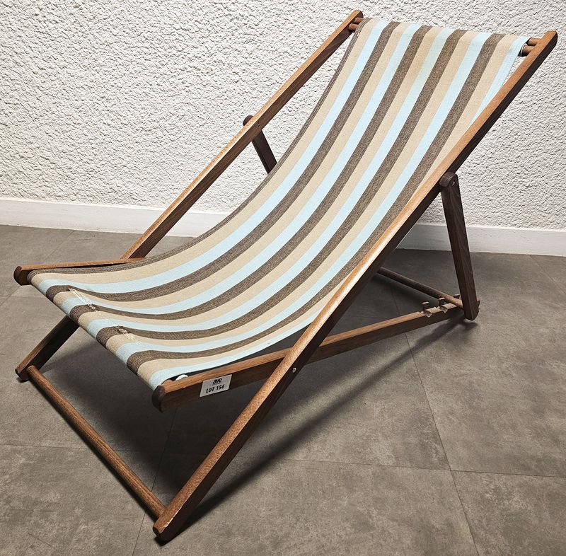 CHAISE LONGUE OU TRANSAT PLIANT STRUCTURE EN BOIS TEINTE ET TOILE EN TISSU RAYE DE COULEUR BLEU TURQUOISE, MARRON ET BEIGE. USURE DE LA TOILE. HAUTEUR MAX : 85 CM, HAUTEUR MIN : 68, 51 X 100 CM. LOCALISATION -> BAT A : -1 SE