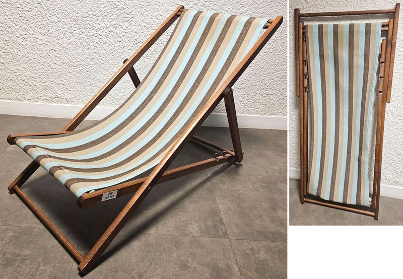 CHAISE LONGUE OU TRANSAT PLIANT STRUCTURE EN BOIS TEINTE ET TOILE EN TISSU RAYE DE COULEUR BLEU TURQUOISE, MARRON ET BEIGE. USURE DE LA TOILE. HAUTEUR MAX : 85 CM, HAUTEUR MIN : 68, 51 X 100 CM. LOCALISATION -> BAT A : -1 SE