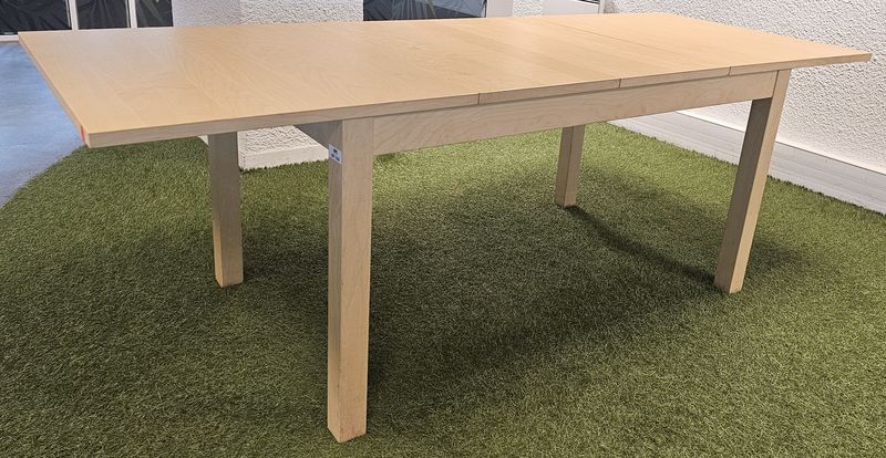 TABLE A MANGER RECTANGULAIRE A 2 RALLONGES, PLATEAU REPOSANT SUR 4 PIEDS EN BOIS CLAIR. LONGUEUR MIN : 140 CM, LONGUEUR MAX : 220 CM, 74 X 84 CM. 3 UNITES. VENDU A L'UNITE AVEC FACULTE DE REUNION. LOCALISATION -> BAT A : -1 SE