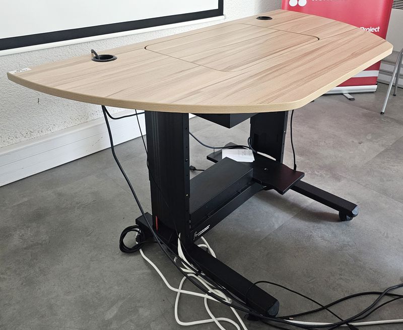 TABLE DE FORMATION SUR ROULETTES AVEC PLATEAU DEMI LUNE EN BOIS STRATIFIE IMITATION PIN, COMPRENANT UNE TRAPPE POUR ECRAN ET UNE TABLETTE AMOVIBLE POUR LE CLAVIER, REPOSANT SUR UNE STRUCTURE AVEC GOULOTTE ET PIETEMENT EN ACIER LAQUE NOIR DE MARQUE QUETZAL BUROSYSTEM MODELE FORMAT +. 80 X 140 X 70 CM. VENDU AVEC MONITEUR 22 POUCES A ECRAN LED DE MARQUE DELL ET 1 CLAVIER. 2 UNITES. VENDU A L'UNITE AVEC FACULTE DE REUNION. LOCALISATION -> BAT A : -1 SE