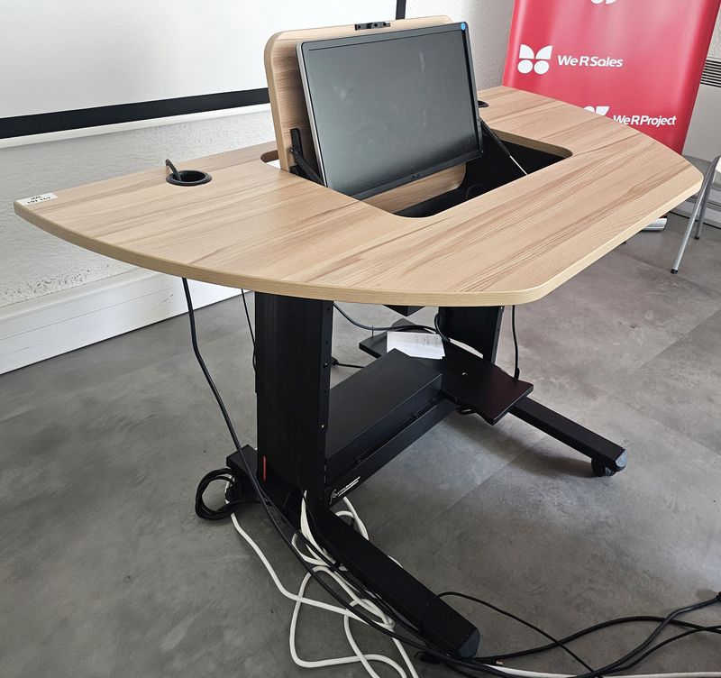 TABLE DE FORMATION OU BUREAU SUR ROULETTES AVEC PLATEAU DEMI LUNE EN BOIS STRATIFIE IMITATION PIN, COMPRENANT UNE TRAPPE POUR ECRAN ET UNE TABLETTE AMOVIBLE POUR LE CLAVIER, REPOSANT SUR UNE STRUCTURE AVEC GOULOTTE ET PIETEMENT EN ACIER LAQUE NOIR DE MARQUE QUETZAL BUROSYSTEM MODELE FORMAT +. 80 X 140 X 70 CM. VENDU AVEC MONITEUR 22 POUCES A ECRAN LED DE MARQUE DELL ET 1 CLAVIER. 2 UNITES. VENDU A L'UNITE AVEC FACULTE DE REUNION. LOCALISATION -> BAT A : -1 SE