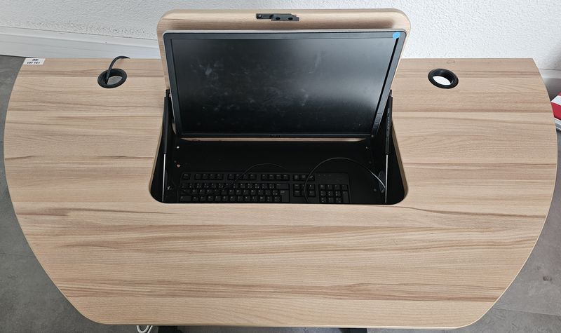 TABLE DE FORMATION OU BUREAU SUR ROULETTES AVEC PLATEAU DEMI LUNE EN BOIS STRATIFIE IMITATION PIN, COMPRENANT UNE TRAPPE POUR ECRAN ET UNE TABLETTE AMOVIBLE POUR LE CLAVIER, REPOSANT SUR UNE STRUCTURE AVEC GOULOTTE ET PIETEMENT EN ACIER LAQUE NOIR DE MARQUE QUETZAL BUROSYSTEM MODELE FORMAT +. 80 X 140 X 70 CM. VENDU AVEC MONITEUR 22 POUCES A ECRAN LED DE MARQUE DELL ET 1 CLAVIER. 2 UNITES. VENDU A L'UNITE AVEC FACULTE DE REUNION. LOCALISATION -> BAT A : -1 SE