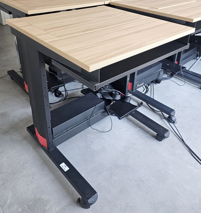 TABLE DE FORMATION SUR ROULETTES AVEC PLATEAU RECTANGULAIRE EN BOIS STRATIFIE COULEUR PIN, COMPRENANT UNE TRAPPE POUR ECRAN ET UNE TABLETTE AMOVIBLE POUR LE CLAVIER, REPOSANT SUR UNE STRUCTURE AVEC GOULOTTE ET PIETEMENT EN ACIER LAQUE NOIR DE MARQUE QUETZAL BUROSYSTEM MODELE FROMAT+. 80 X 70 X 70 CM. VENDU AVEC MONITEUR 22 POUCES A ECRAN LED DE MARQUE DELL ET 1 CLAVIER. 24 UNITES. VENDU A L'UNITE AVEC FACULTE DE REUNION. LOCALISATION -> BAT A : -1 SE