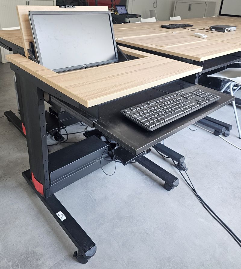 TABLE DE FORMATION OU BUREAU SUR ROULETTES AVEC PLATEAU RECTANGULAIRE EN BOIS STRATIFIE COULEUR PIN, COMPRENANT UNE TRAPPE POUR ECRAN ET UNE TABLETTE AMOVIBLE POUR LE CLAVIER, REPOSANT SUR UNE STRUCTURE AVEC GOULOTTE ET PIETEMENT EN ACIER LAQUE NOIR DE MARQUE QUETZAL BUROSYSTEM MODELE FROMAT+. 80 X 70 X 70 CM. VENDU AVEC MONITEUR 22 POUCES A ECRAN LED DE MARQUE DELL ET 1 CLAVIER. 24 UNITES. VENDU A L'UNITE AVEC FACULTE DE REUNION. LOCALISATION -> BAT A : -1 SE