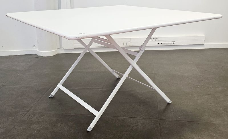 TABLE RECTANGULAIRE PLIANTE D'EXTERIEUR DE MARQUE FERMOB MODELE CARACTERE PLATEAU ET PIETEMENT EN ACIER LAQUE BLANC. 72 X 128 X 128 CM. 12 UNITES. VENDU A L'UNITE AVEC FACULTE DE REUNION. LOCALISATION -> BAT A : FORUM, -1 SE