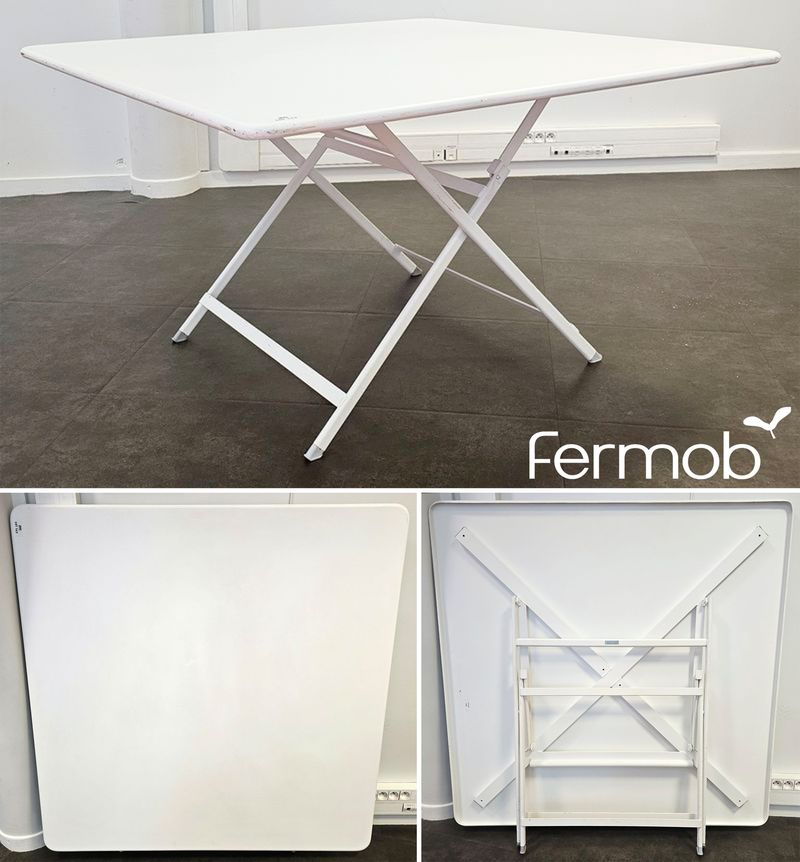 TABLE RECTANGULAIRE PLIANTE D'EXTERIEUR DE MARQUE FERMOB MODELE CARACTERE PLATEAU ET PIETEMENT EN ACIER LAQUE BLANC. 72 X 128 X 128 CM. 12 UNITES. VENDU A L'UNITE AVEC FACULTE DE REUNION. LOCALISATION -> BAT A : FORUM, -1 SE