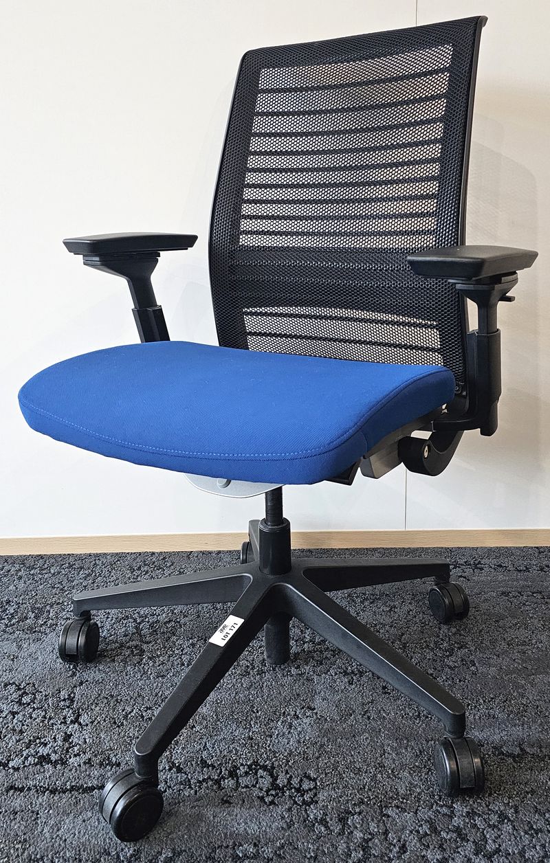 FAUTEUIL DE BUREAU SUR ROULETTE A HAUTEUR AJUSTABLE ET SUPPORT LOMBAIRE DE MARQUE STEELCASE MODELE THINK, ASSISE EN TISSU DE COULEUR BLEUE MARINE ET DOSSIER EN RESILLE DE COULEUR NOIRE REPOSANT SUR UN PIETEMENT A 5 BLANCHES EN POLYPROPYLENE DE COULEUR NOIRE. HAUTEUR MIN : 96 CM, HAUTEUR MAX : 106 CM, 70 X 66 CM. 3 UNITES. VENDU A L'UNITE AVEC FACULTE DE REUNION. LOCALISATION -> BAT A : 1 SE; BAT B : STOCK DELTA