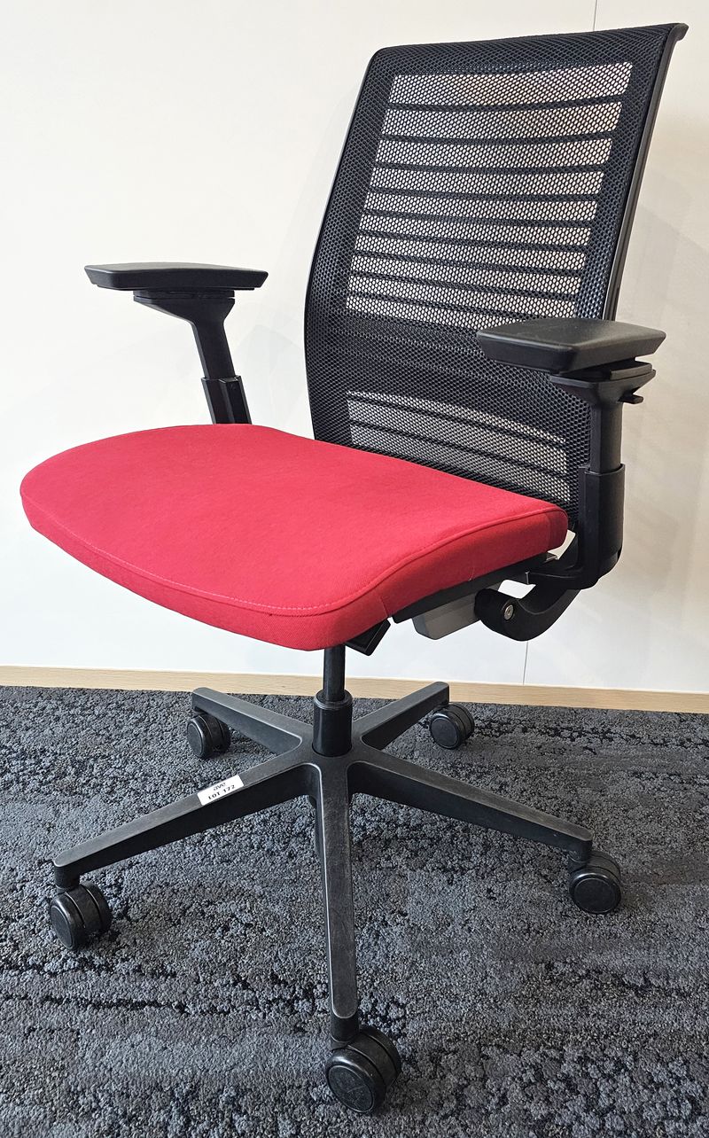 FAUTEUIL DE BUREAU SUR ROULETTE A HAUTEUR AJUSTABLE ET SUPPORT LOMBAIRE DE MARQUE STEELCASE MODELE THINK, ASSISE EN TISSU DE COULEUR ROUGE ET DOSSIER EN RESILLE DE COULEUR NOIRE REPOSANT SUR UN PIETEMENT A 5 BLANCHES EN POLYPROPYLENE DE COULEUR NOIRE. HAUTEUR MIN : 96 CM, HAUTEUR MAX : 106 CM, 70 X 66 CM. 3 UNITES. VENDU A L'UNITE AVEC FACULTE DE REUNION. LOCALISATION -> BAT A : 1 SE; BAT B : STOCK DELTA