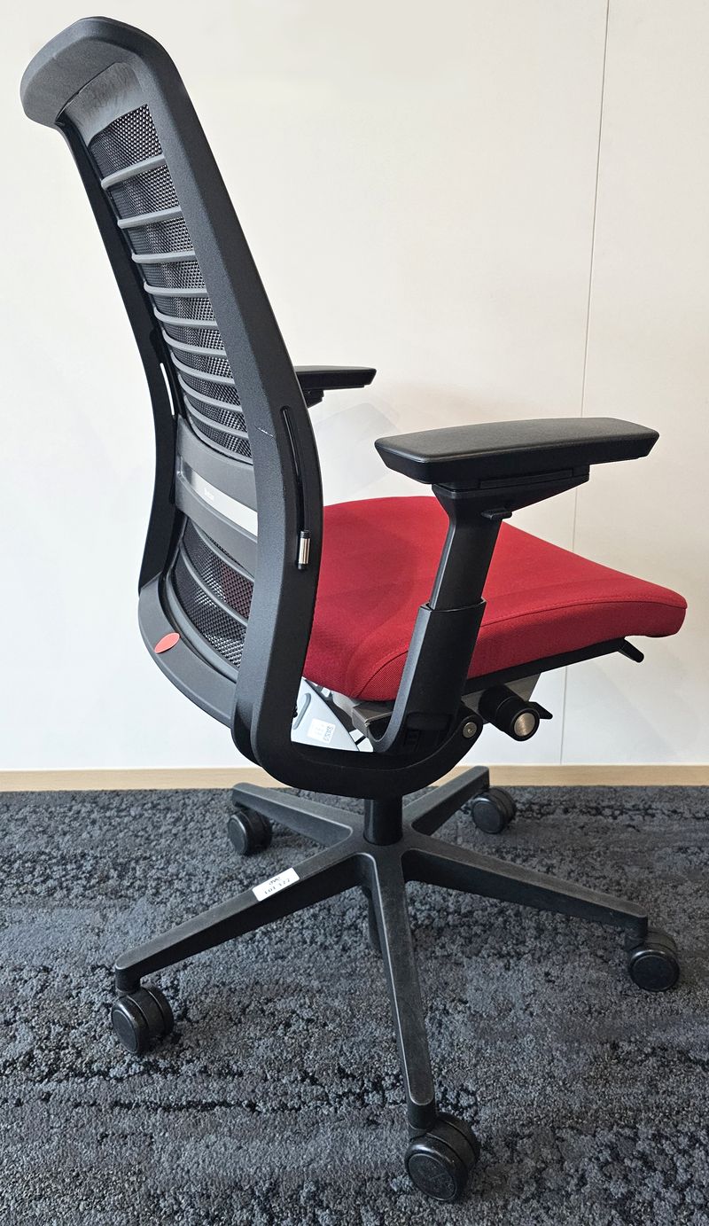 FAUTEUIL DE BUREAU SUR ROULETTE A HAUTEUR AJUSTABLE ET SUPPORT LOMBAIRE DE MARQUE STEELCASE MODELE THINK, ASSISE EN TISSU DE COULEUR ROUGE ET DOSSIER EN RESILLE DE COULEUR NOIRE REPOSANT SUR UN PIETEMENT A 5 BLANCHES EN POLYPROPYLENE DE COULEUR NOIRE. HAUTEUR MIN : 96 CM, HAUTEUR MAX : 106 CM, 70 X 66 CM. 3 UNITES. VENDU A L'UNITE AVEC FACULTE DE REUNION. LOCALISATION -> BAT A : 1 SE; BAT B : STOCK DELTA