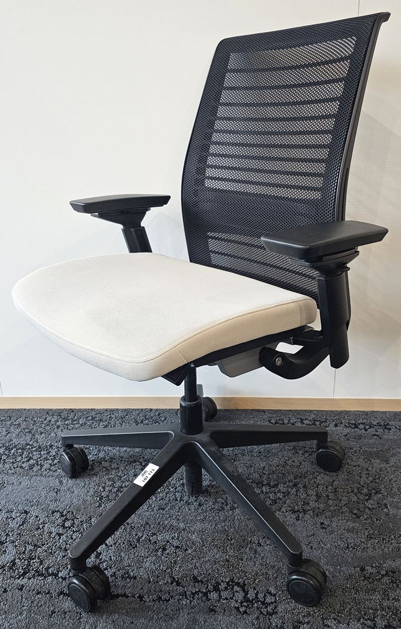 FAUTEUIL DE BUREAU SUR ROULETTE A HAUTEUR AJUSTABLE ET SUPPORT LOMBAIRE DE MARQUE STEELCASE MODELE THINK ASSISE EN TISSU DE COULEUR GRIS CLAIR ET DOSSIER EN RESILLE DE COULEUR NOIRE REPOSANT SUR UN PIETEMENT A 5 BLANCHES EN POLYPROPYLENE DE COULEUR NOIRE. HAUTEUR MIN : 96 CM, HAUTEUR MAX : 106 CM, 70 X 66 CM. LOCALISATION -> BAT A : 1 SE