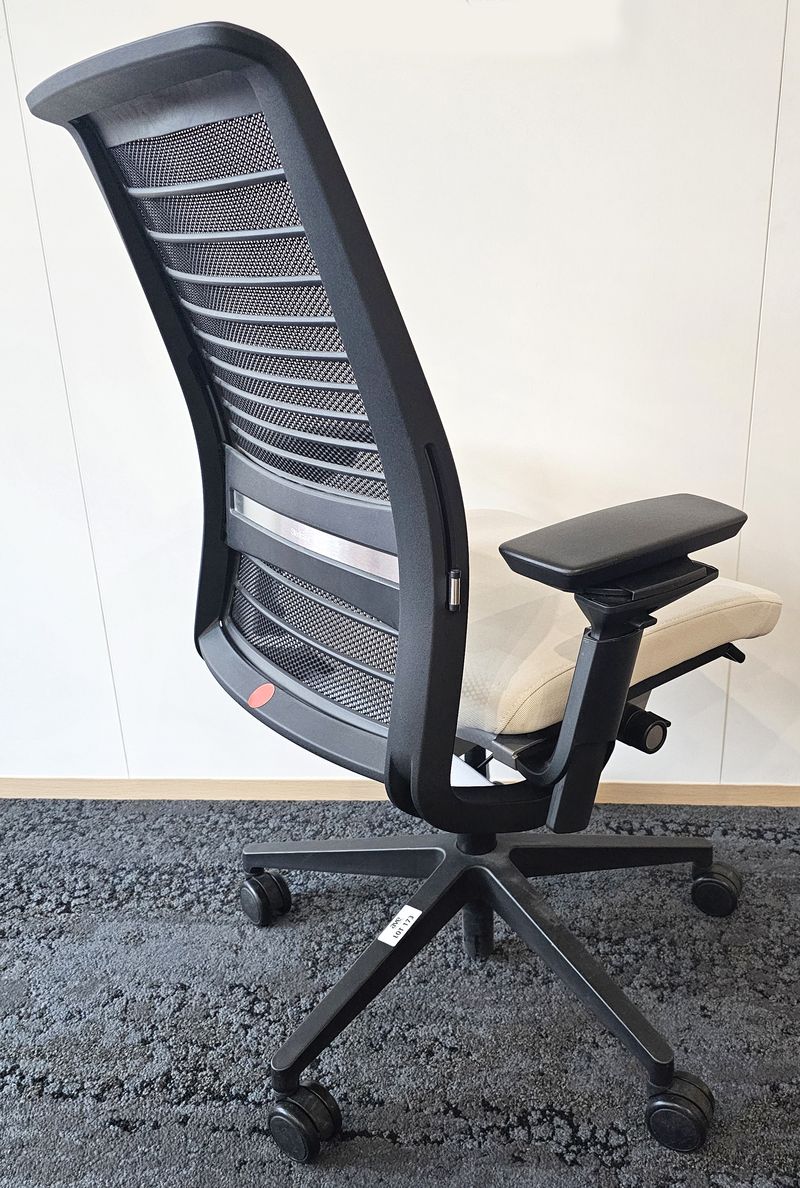 FAUTEUIL DE BUREAU SUR ROULETTE A HAUTEUR AJUSTABLE ET SUPPORT LOMBAIRE DE MARQUE STEELCASE MODELE THINK ASSISE EN TISSU DE COULEUR GRIS CLAIR ET DOSSIER EN RESILLE DE COULEUR NOIRE REPOSANT SUR UN PIETEMENT A 5 BLANCHES EN POLYPROPYLENE DE COULEUR NOIRE. HAUTEUR MIN : 96 CM, HAUTEUR MAX : 106 CM, 70 X 66 CM. LOCALISATION -> BAT A : 1 SE