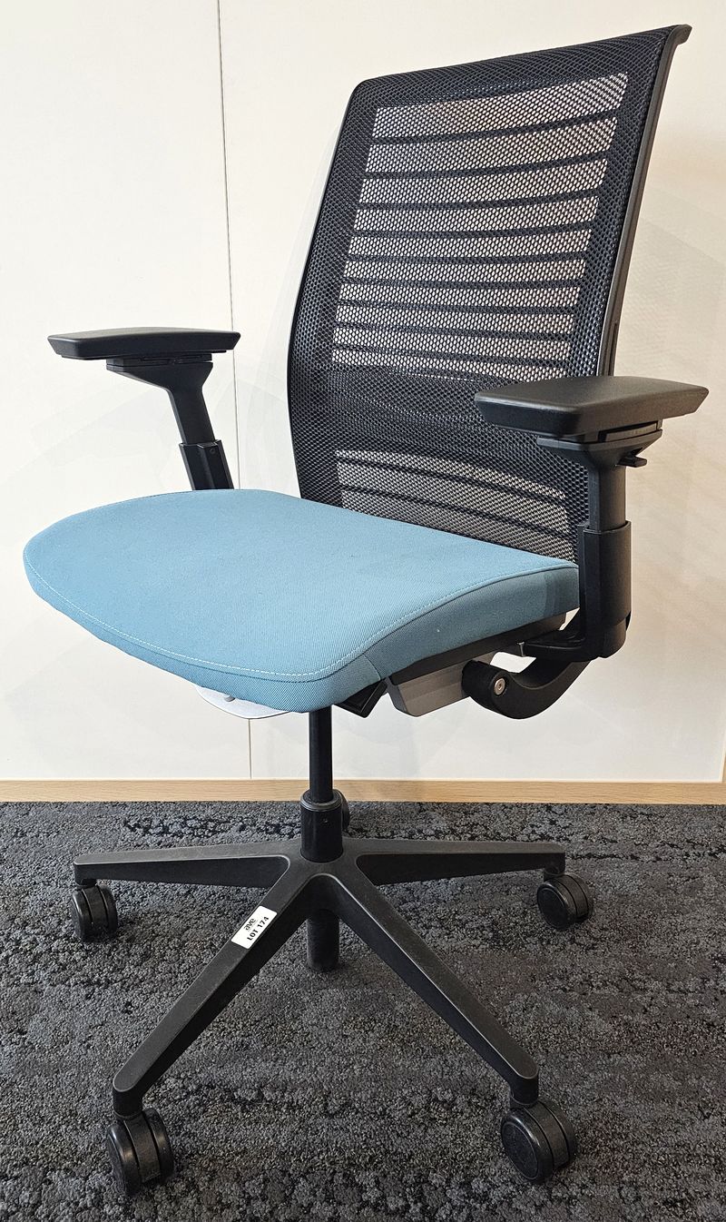 FAUTEUIL DE BUREAU SUR ROULETTE A HAUTEUR AJUSTABLE ET SUPPORT LOMBAIRE DE MARQUE STEELCASE MODELE THINK ASSISE EN TISSU DE COULEUR BLEUE CLAIR ET DOSSIER EN RESILLE DE COULEUR NOIRE REPOSANT SUR UN PIETEMENT A 5 BLANCHES EN POLYPROPYLENE DE COULEUR NOIRE. HAUTEUR MIN : 96 CM, HAUTEUR MAX : 106 CM, 70 X 66 CM. 3 UNITES. VENDU A L'UNITE AVEC FACULTE DE REUNION. LOCALISATION -> BAT A : 1 SE; BAT B : STOCK DELTA