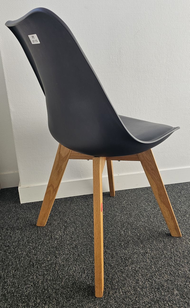 FAUTEUIL DE MARQUE MAISON DU MONDE MODELE CHAISE ICE, ASSISE ET DOSSIER EN POLYPROPYLENE DE COULEUR NOIRE AVEC GALETTE EN SIMILICUIR DE COULEUR NOIRE REPOSANT SUR 4 PIEDS EN BOIS. 82 X 49 X 50 CM.  LOCALISATION -> BAT FK : 1