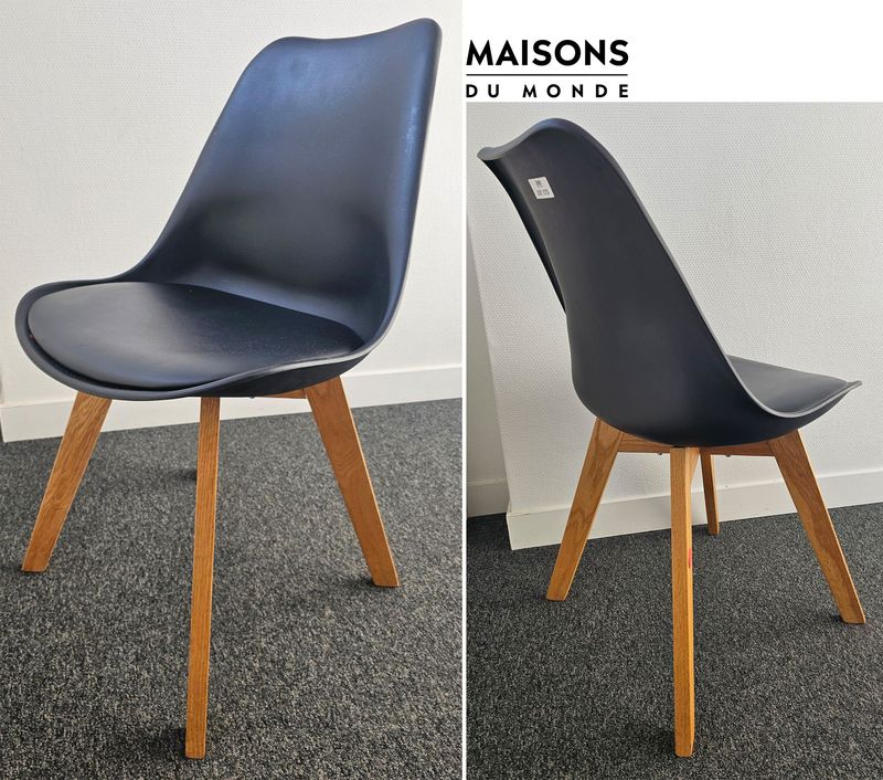 FAUTEUIL DE MARQUE MAISON DU MONDE MODELE CHAISE ICE, ASSISE ET DOSSIER EN POLYPROPYLENE DE COULEUR NOIRE AVEC GALETTE EN SIMILICUIR DE COULEUR NOIRE REPOSANT SUR 4 PIEDS EN BOIS. 82 X 49 X 50 CM.  LOCALISATION -> BAT FK : 1