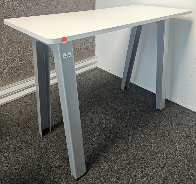 TABLE HAUTE RECTANGULAIRE DE MARQUE STEELCASE MODELE B-FREE PLATEAU RECTANGULAIRE EN BOIS STRATIFIE DE COULEUR BLANCHE REPOSANT SUR 4 PIEDS EN ACIER LAQUE GRIS. 100 X 140 X 60 CM. 2 UNITES. VENDU A L'UNITE AVEC FACULTE DE REUNION. LOCALISATION -> BAT A : -1 SE ; BAT H : 2