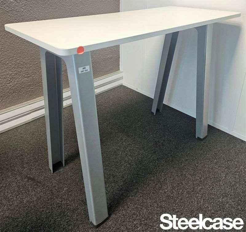 TABLE HAUTE RECTANGULAIRE DE MARQUE STEELCASE MODELE B-FREE PLATEAU EN BOIS STRATIFIE DE COULEUR BLANCHE REPOSANT SUR 4 PIEDS EN ACIER LAQUE GRIS. 100 X 140 X 60 CM. 2 UNITES. VENDU A L'UNITE AVEC FACULTE DE REUNION. LOCALISATION -> BAT A : -1 SE ; BAT H : 2