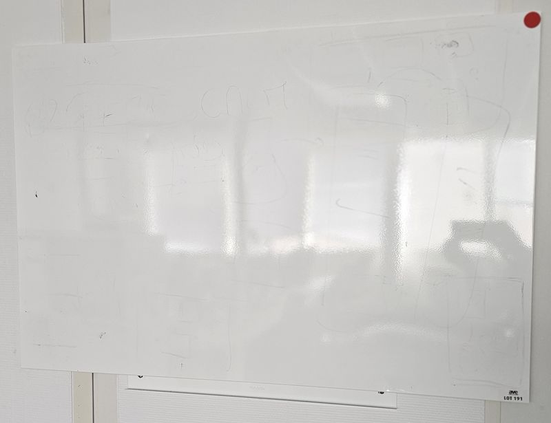 TABLEAU BLANC A FEUTRE EFFACABLE AVEC RIGOLE POUR STYLO. VENDU AVEC SUPPORT MURAL. 115 X 75 CM. 5 UNITES. VENDU A L'UNITE AVEC FACULTE DE REUNION.  LOCALISATION -> BAT A : 3, 2, -1 SE; BAT H : 2