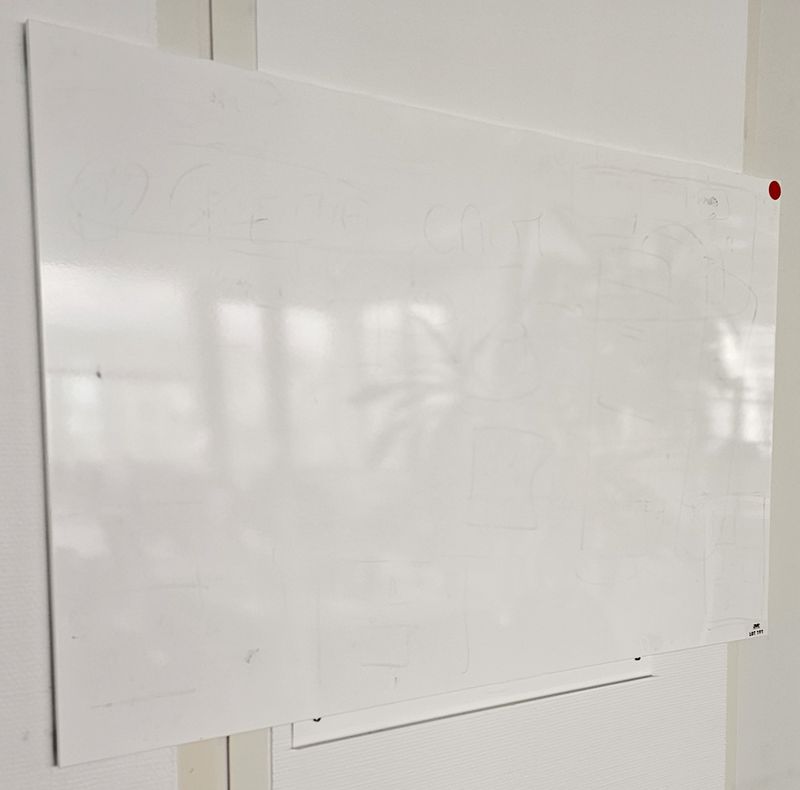 TABLEAU BLANC A FEUTRE EFFACABLE AVEC RIGOLE POUR STYLO. VENDU AVEC SUPPORT MURAL. 115 X 75 CM. 5 UNITES. VENDU A L'UNITE AVEC FACULTE DE REUNION.  LOCALISATION -> BAT A : 3, 2, -1 SE; BAT H : 2