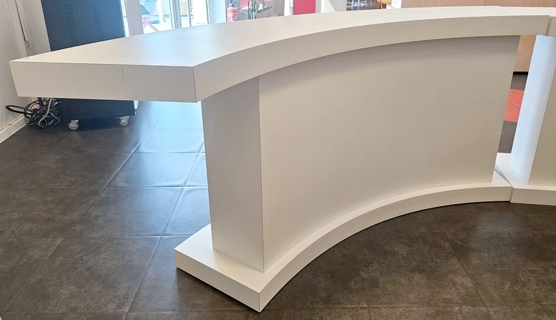 BAR OU CONSOLE OU BORNE D'ACCUEIL DE FORME CINTRE PLATEAU, PIETEMENT ET BASE EN BOIS STRATIFIE DE COULEUR BLANC. 111 X 255 X 55 CM. LOCALISATION -> BAT A : FORUM