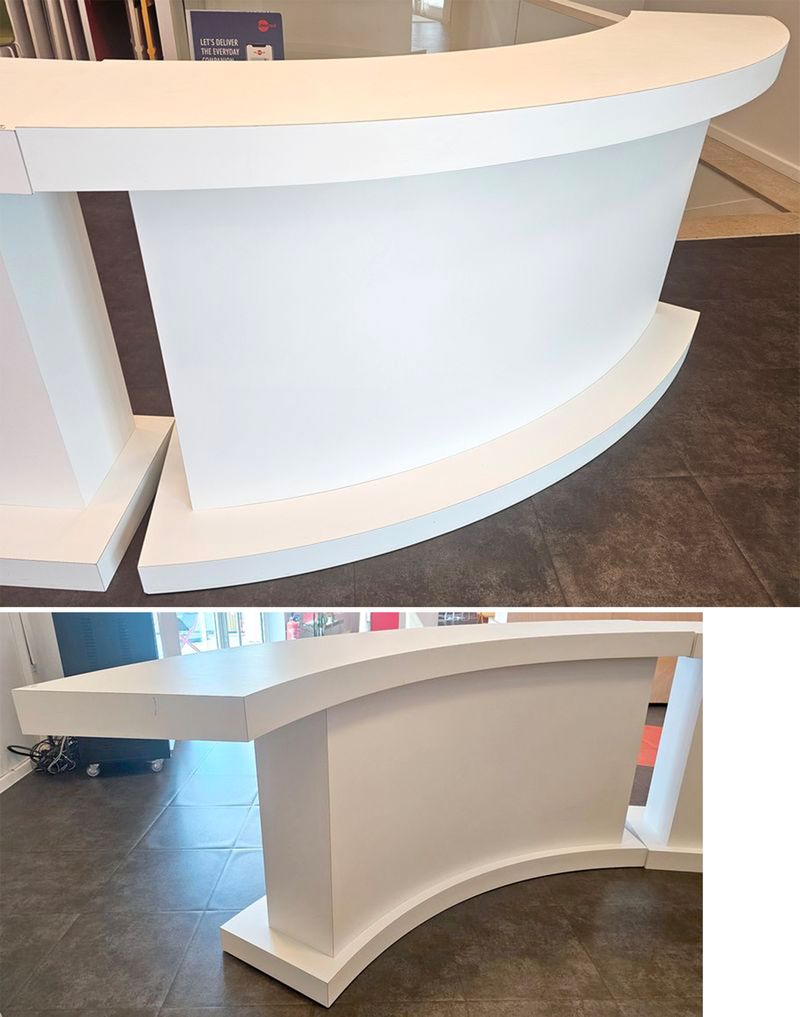 BAR OU CONSOLE OU BORNE D'ACCUEIL DE FORME CINTRE PLATEAU, PIETEMENT ET BASE EN BOIS STRATIFIE DE COULEUR BLANC. 111 X 255 X 55 CM. LOCALISATION -> BAT A : FORUM