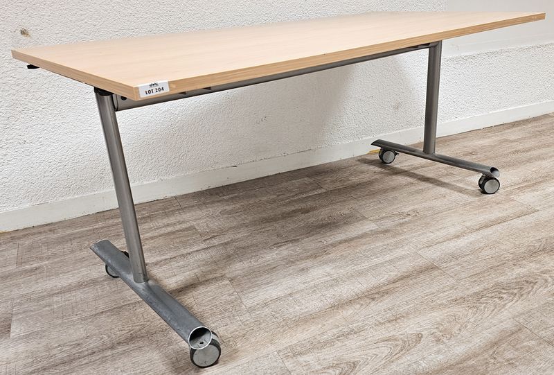 TABLE BASCULANTE RECTANGULAIRE SUR ROULETTE PLATEAU EN BOIS STRATIFIE BOIS REPOSANT SUR DEUX PIETEMENTS EN ACIER LAQUE GRIS. 72 X 160 X 80 CM. USURE. 4 UNITES. VENDU A L'UNITE AVEC FACULTE DE REUNION. LOCALISATION -> BAT A : -2 SO; BAT H : 2, 1