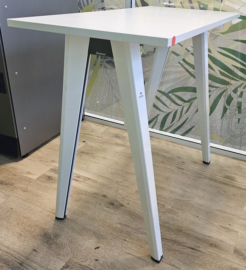 TABLE HAUTE DE MARQUE STEELCASE MODELE B-FREE PLATEAU RECTANGULAIRE EN BOIS STRATIFIE DE COULEUR BLANCHE REPOSANT SUR 4 PIEDS GOULOTTES EN ACIER LAQUE GRIS. 100 X 120 X 60 CM. 3 UNITES. VENDU A L'UNITE AVEC FACULTE DE REUNION. LOCALISATION -> BAT A : -2 SO