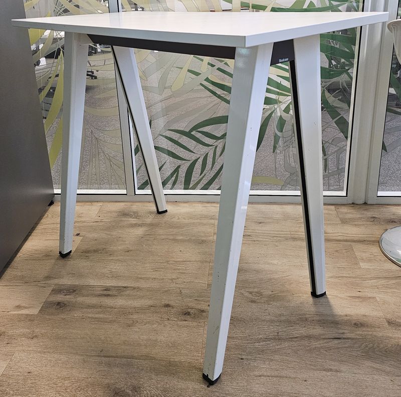 TABLE HAUTE DE MARQUE STEELCASE MODELE B-FREE PLATEAU RECTANGULAIRE EN BOIS STRATIFIE DE COULEUR BLANCHE REPOSANT SUR 4 PIEDS GOULOTTES EN ACIER LAQUE GRIS. 100 X 120 X 60 CM. 3 UNITES. VENDU A L'UNITE AVEC FACULTE DE REUNION. LOCALISATION -> BAT A : -2 SO