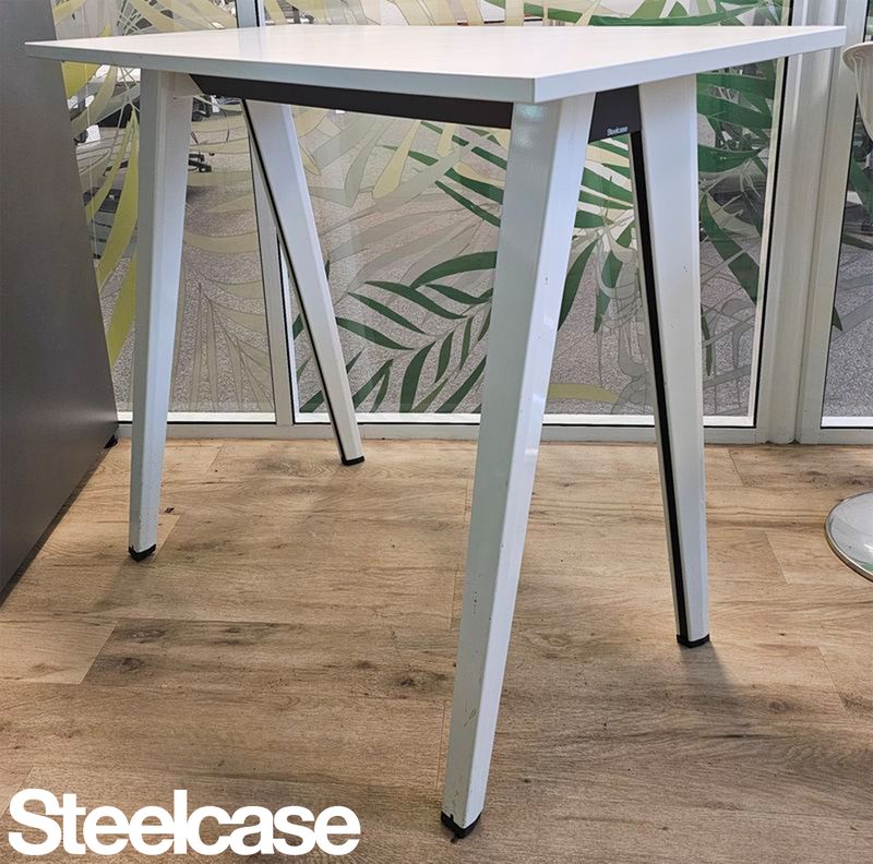 TABLE HAUTE DE MARQUE STEELCASE MODELE B-FREE PLATEAU RECTANGULAIRE EN BOIS STRATIFIE DE COULEUR BLANCHE REPOSANT SUR 4 PIEDS GOULOTTES EN ACIER LAQUE GRIS. 100 X 120 X 60 CM. 3 UNITES. VENDU A L'UNITE AVEC FACULTE DE REUNION. LOCALISATION -> BAT A : -2 SO