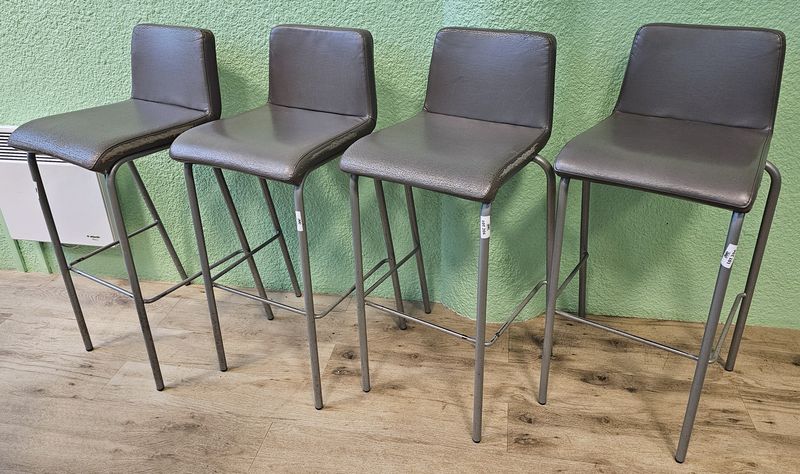 32 CHAISES HAUTES EMPILABLES DE MARQUE STEELCASE MODELE BAR STOOL ONE ASSISE ET DOSSIER EN SIMILI CUIR DE COULEUR GRIS BEIGE VERT ROUGE OU MOUTARDE REPOSANT SUR 4 PIEDS ET UN REPOSE PIEDS EN ACIER LAQUE GRIS. USURE DU SIMILI CUIR. 99 X 39 X 45 CM. LOCALISATION -> BAT A : -2 SO; BAT J : RDC; BAT H : 2, 1