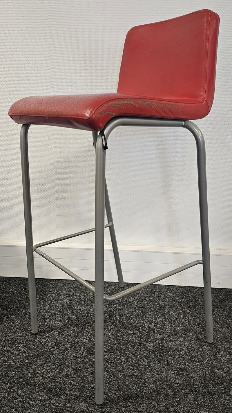 CHAISE HAUTE EMPILABLE DE MARQUE STEELCASE MODELE BAR STOOL ONE ASSISE ET DOSSIER EN SIMILI CUIR DE COULEUR GRIS BEIGE VERT ROUGE OU MOUTARDE REPOSANT SUR 4 PIEDS ET UN REPOSE PIEDS EN ACIER LAQUE GRIS. USURE DU SIMILI CUIR. 99 X 39 X 45 CM. 32 UNITES. VENDU A L'UNITE AVEC FACULTE DE REUNION. LOCALISATION -> BAT A : -2 SO; BAT J : RDC; BAT H : 2, 1